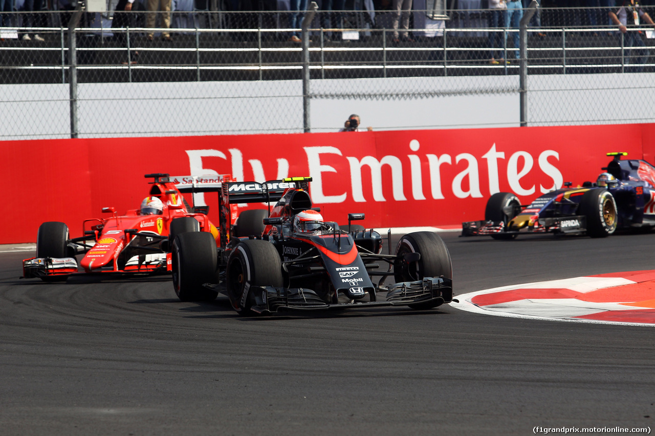 GP MESSICO, 01.11.2015 - Gara, Jenson Button (GBR)  McLaren Honda MP4-30. e Sebastian Vettel (GER) Ferrari SF15-T