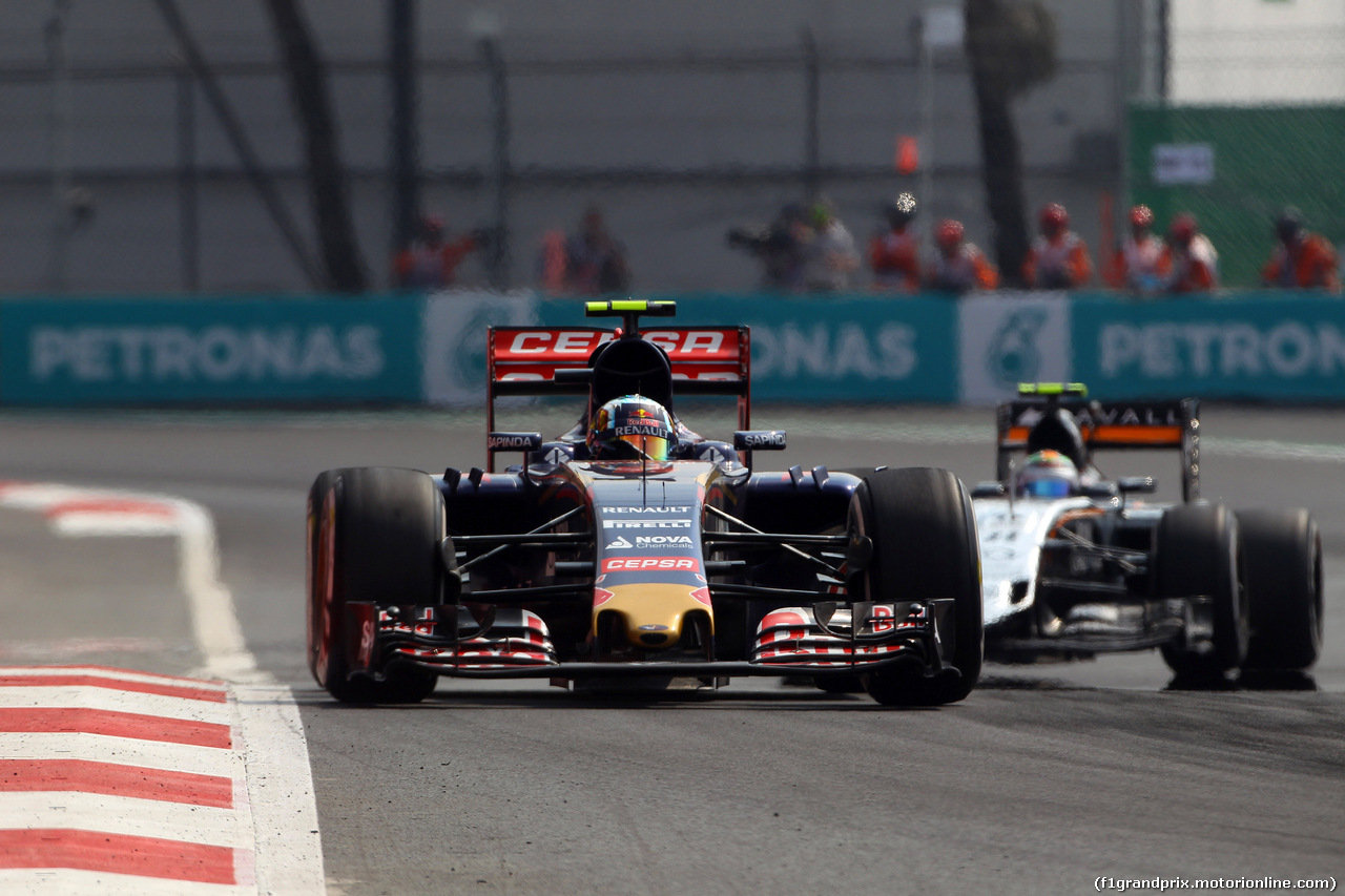 GP MESSICO, 01.11.2015 - Gara, Carlos Sainz Jr (ESP) Scuderia Toro Rosso STR10 e Sergio Perez (MEX) Sahara Force India F1 VJM08