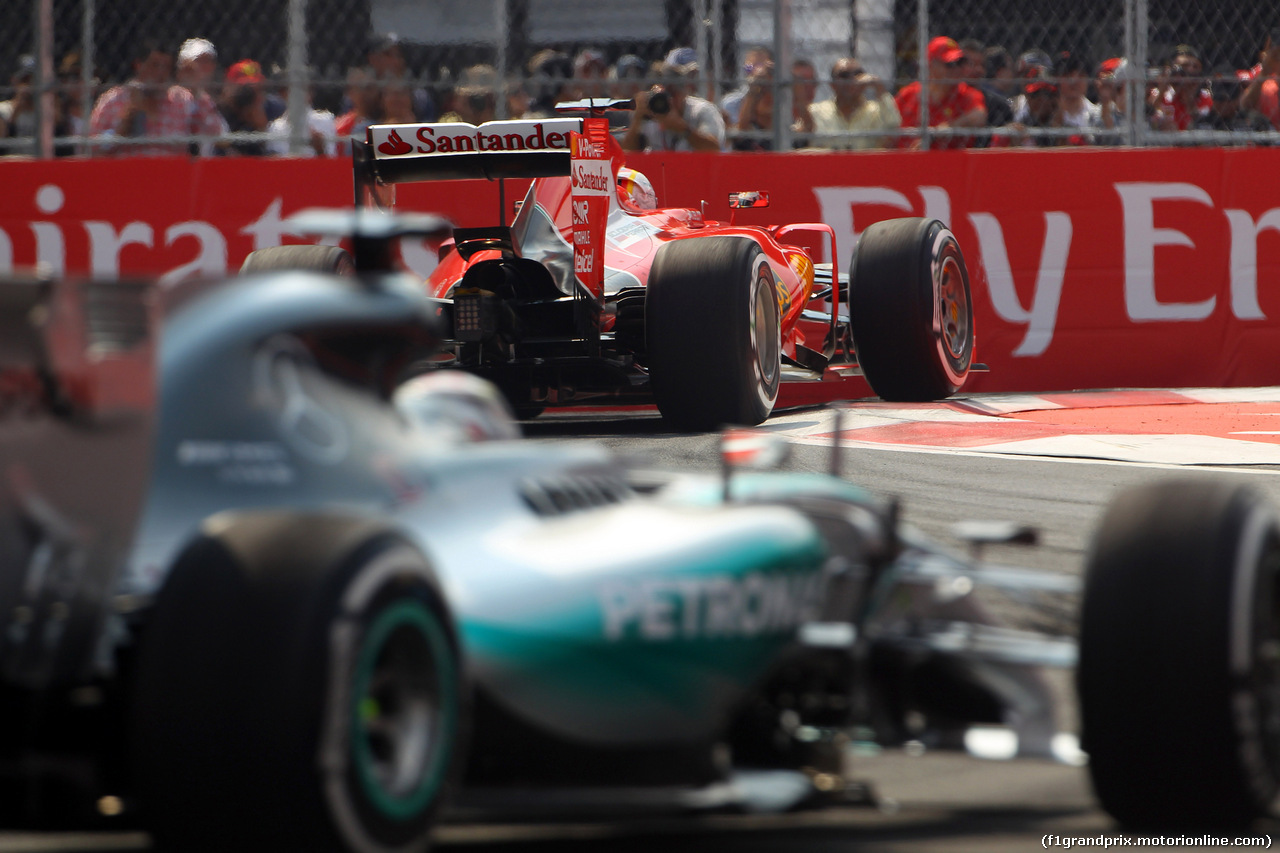 GP MESSICO, 01.11.2015 - Gara, Sebastian Vettel (GER) Ferrari SF15-T e Lewis Hamilton (GBR) Mercedes AMG F1 W06