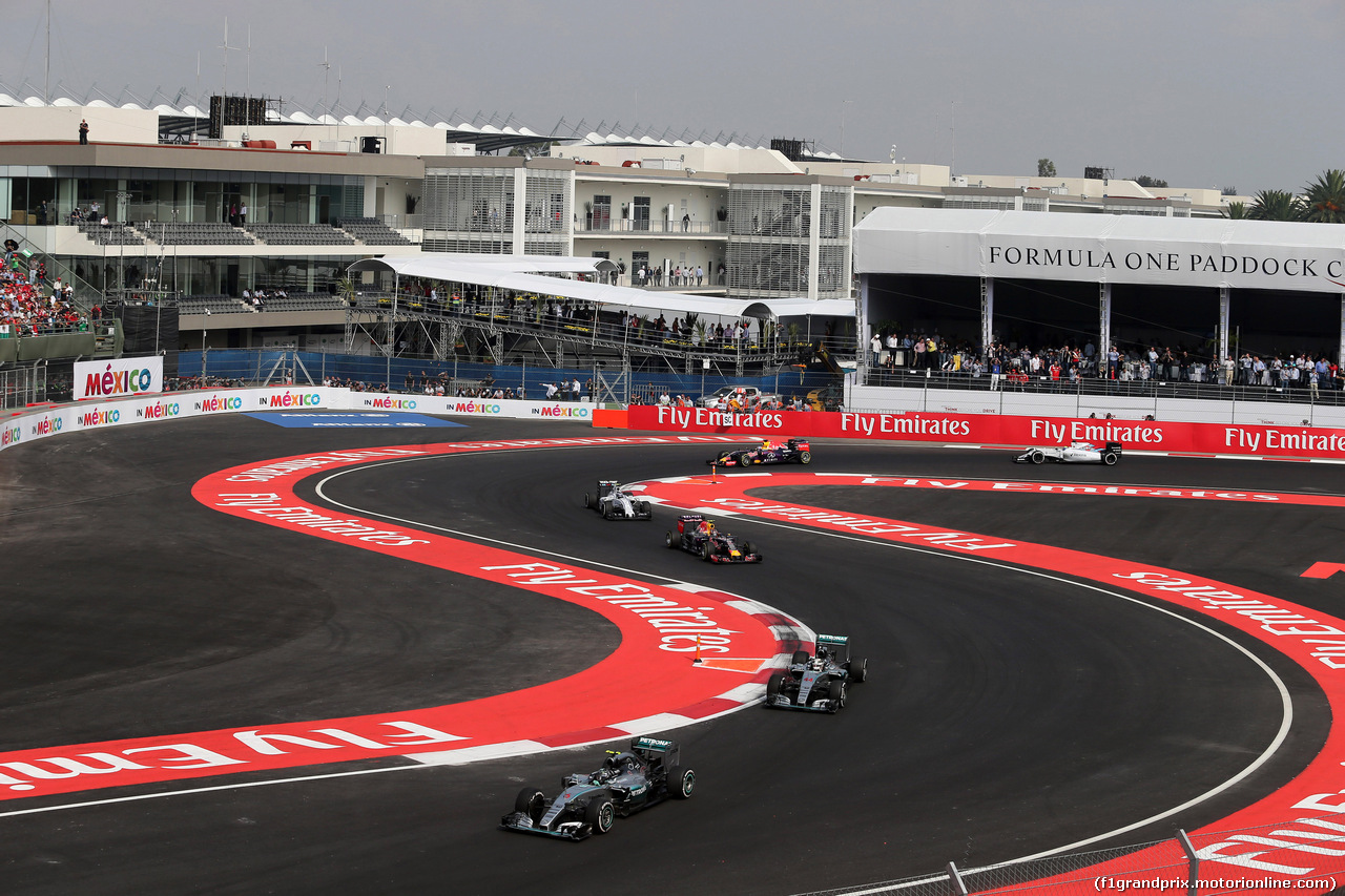GP MESSICO, 01.11.2015 - Gara, Nico Rosberg (GER) Mercedes AMG F1 W06 davanti a Lewis Hamilton (GBR) Mercedes AMG F1 W06