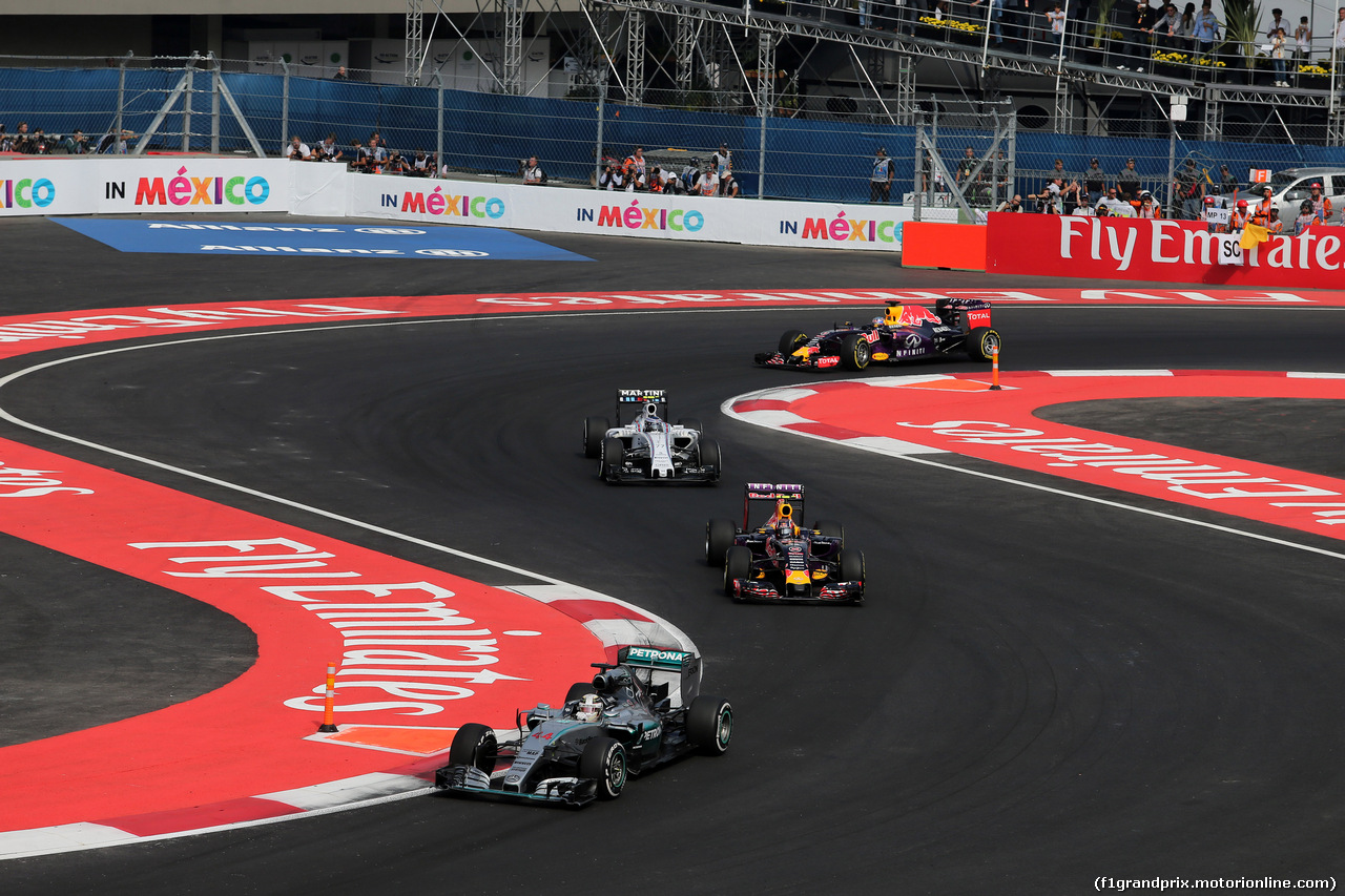 GP MESSICO, 01.11.2015 - Gara, Lewis Hamilton (GBR) Mercedes AMG F1 W06 davanti a Daniel Ricciardo (AUS) Red Bull Racing RB11