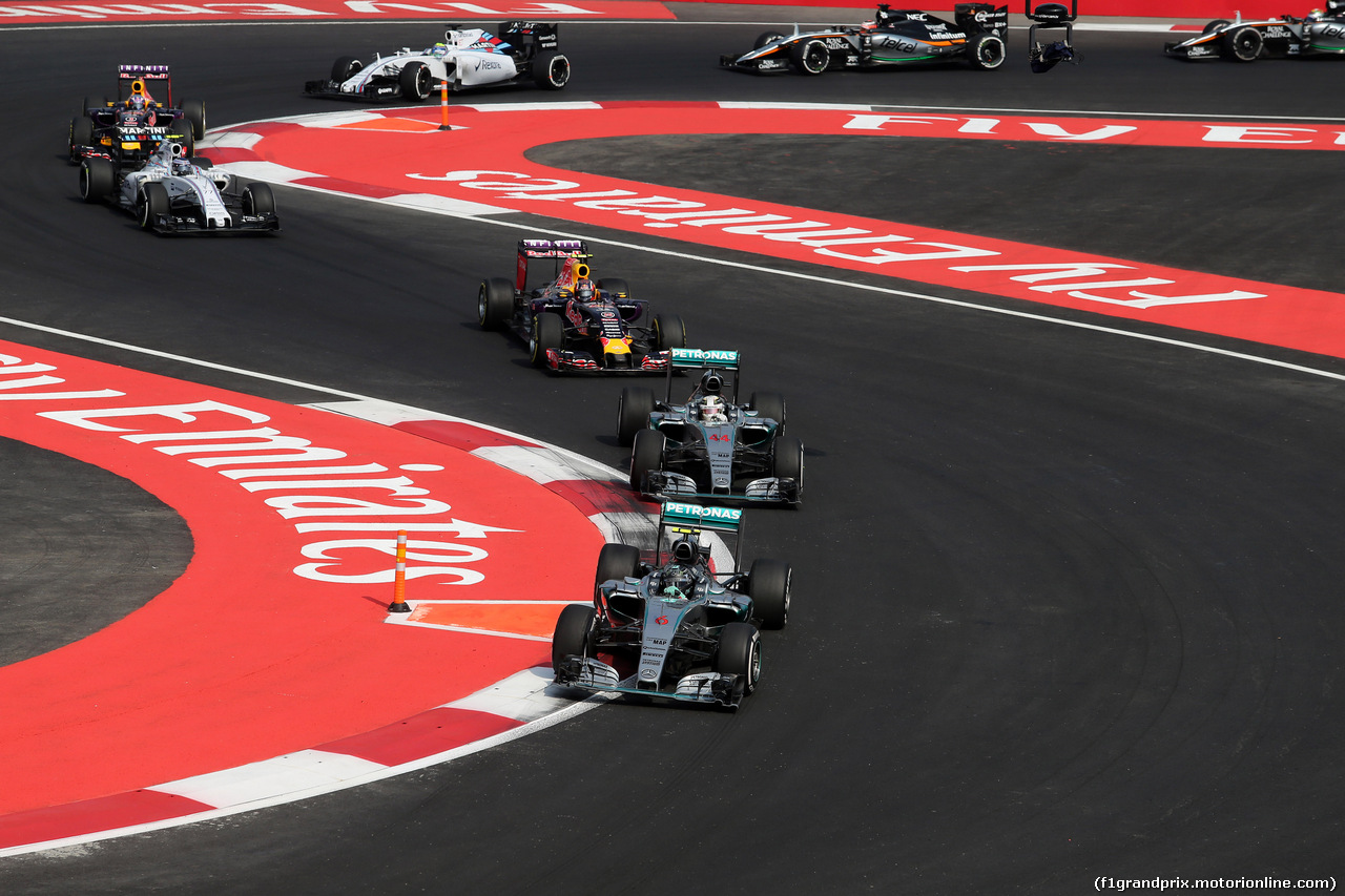 GP MESSICO, 01.11.2015 - Gara, Nico Rosberg (GER) Mercedes AMG F1 W06 davanti a Lewis Hamilton (GBR) Mercedes AMG F1 W06