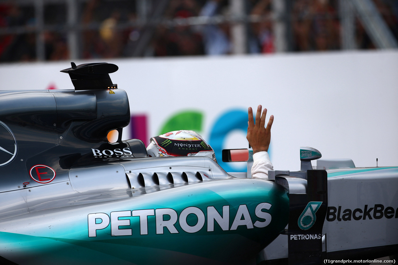 GP MESSICO, 01.11.2015 - Gara, Lewis Hamilton (GBR) Mercedes AMG F1 W06 waves to the fans