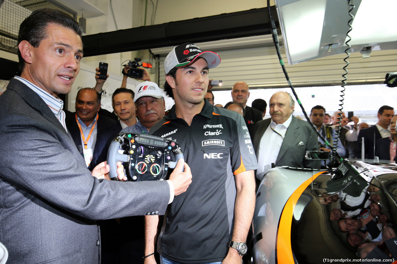GP MESSICO, 29.10.2015 - Enrique Pena Nieto (MEX), President of Mexico with Sergio Perez (MEX) Sahara Force India F1 VJM08