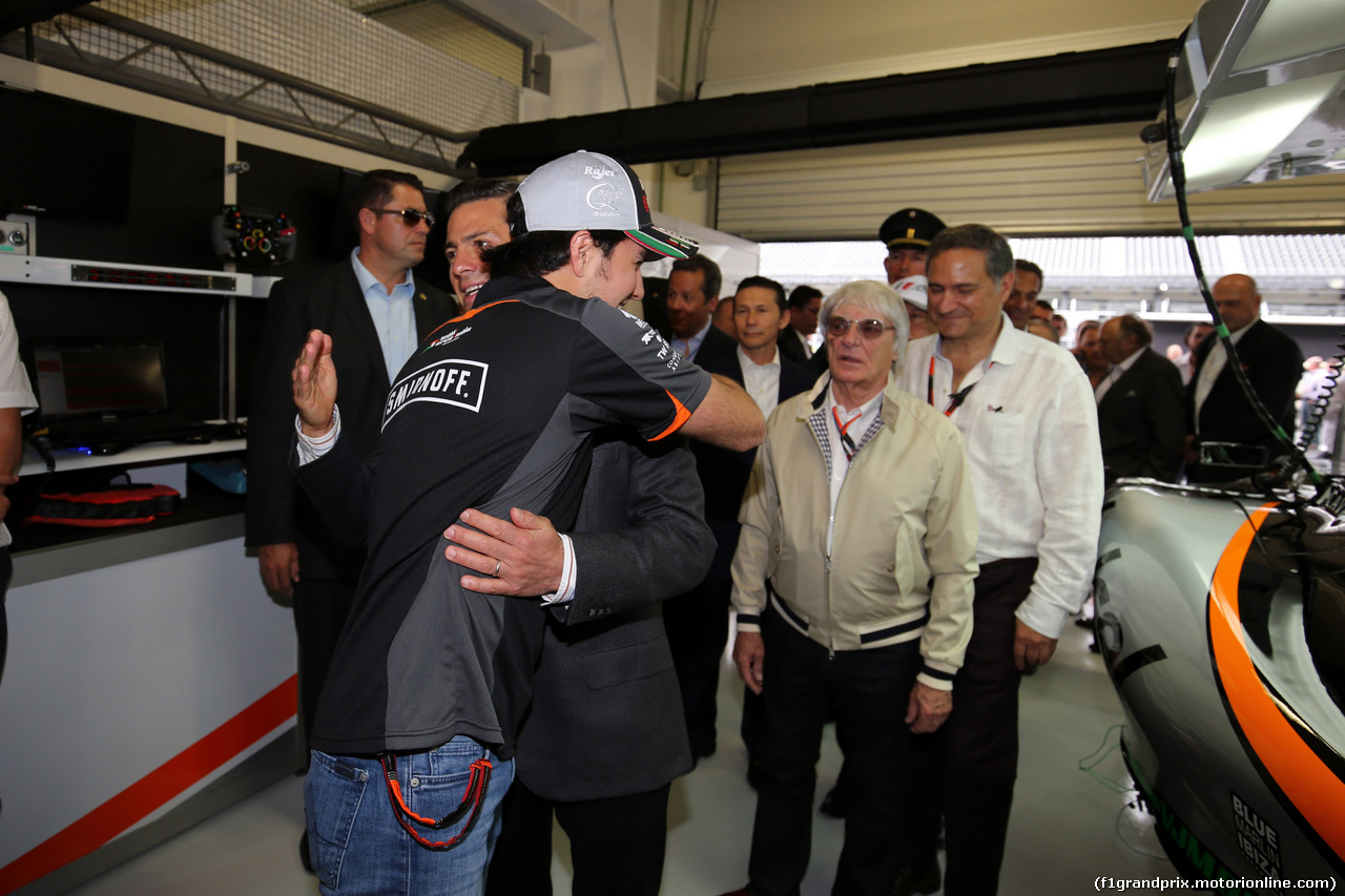 GP MESSICO, 29.10.2015 - Enrique Pena Nieto (MEX), President of Mexico with Sergio Perez (MEX) Sahara Force India F1 VJM08