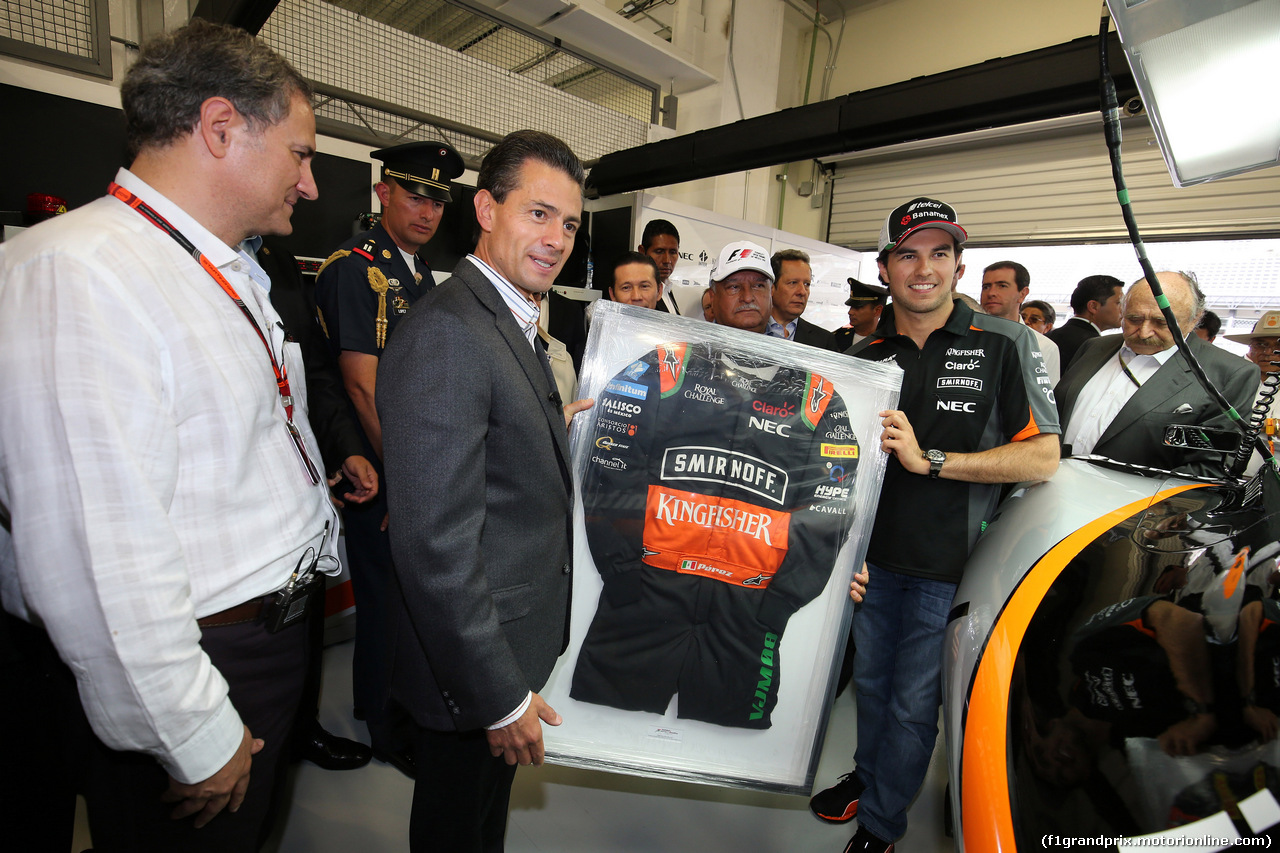 GP MESSICO, 29.10.2015 - Enrique Pena Nieto (MEX), President of Mexico with Sergio Perez (MEX) Sahara Force India F1 VJM08