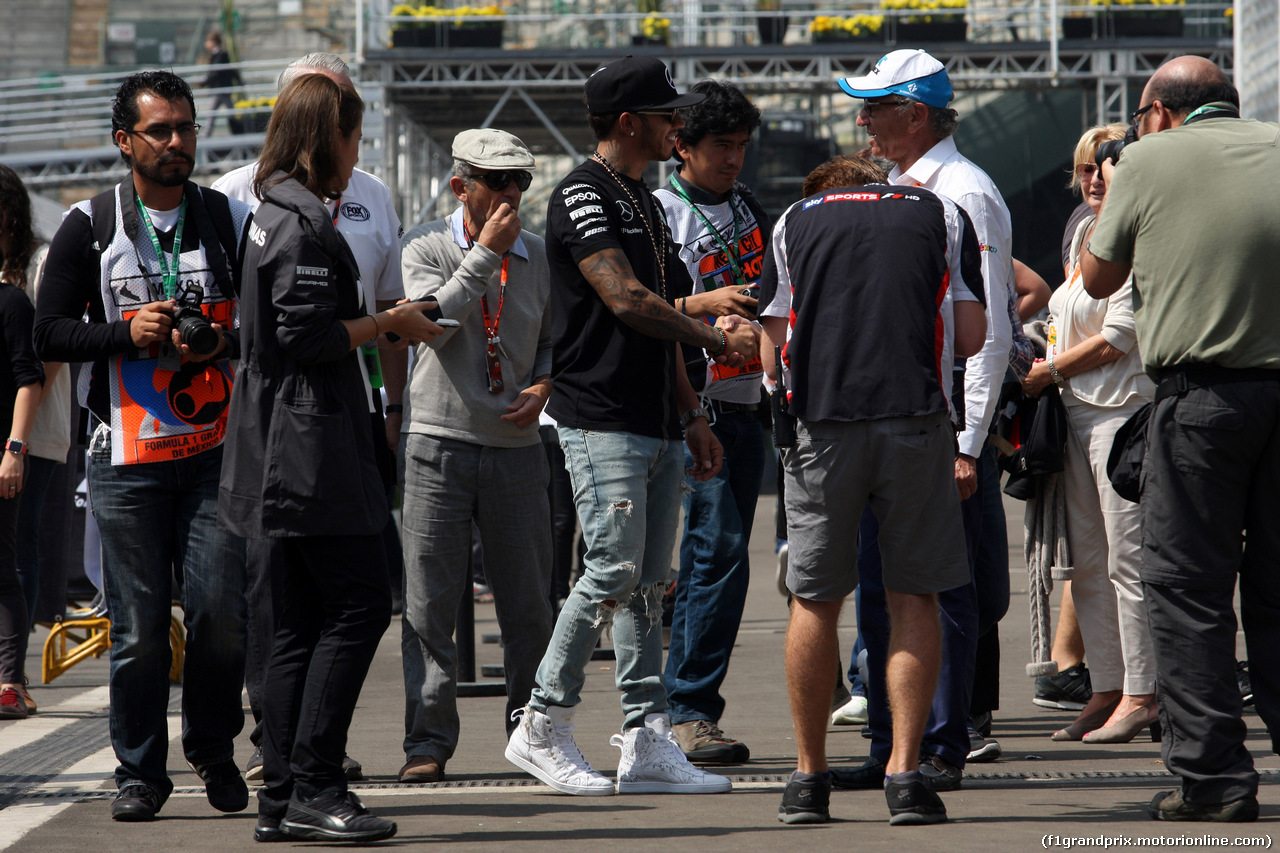 GP MESSICO, 29.10.2015 - Lewis Hamilton (GBR) Mercedes AMG F1 W06 e Jo Ramirez (MEX)