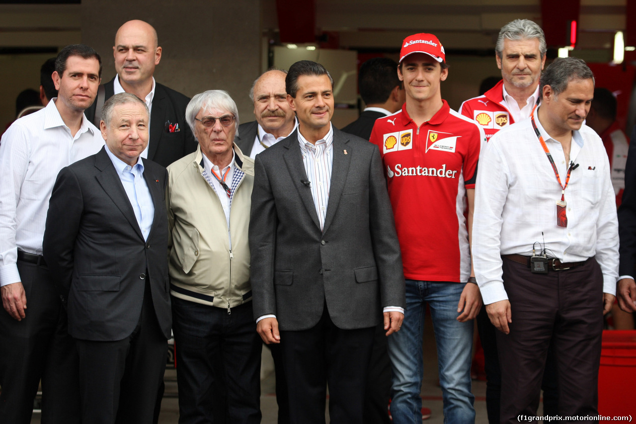 GP MESSICO, 29.10.2015 - Jean Todt (FRA), President FIA, Bernie Ecclestone (GBR), President e CEO of FOM, Enrique Pena Nieto (MEX), President of Mexico, Esteban Gutierrez (MEX) Ferrari Test e Reserve Driver e Maurizio Arrivabene (ITA) Ferrari Team Principal