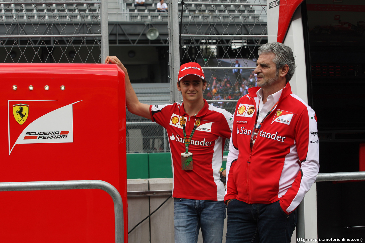 GP MESSICO, 29.10.2015 - Esteban Gutierrez (MEX) Ferrari Test e Reserve Driver e aMaurizio Arrivabene (ITA) Ferrari Team Principal