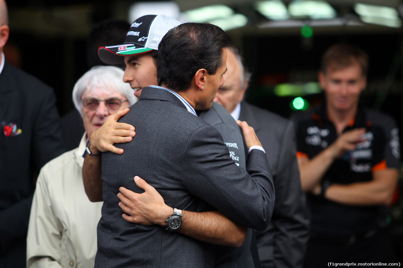 GP MESSICO, 29.10.2015 - Enrique Pena Nieto (MEX), President of Mexico with Sergio Perez (MEX) Sahara Force India F1 VJM08
