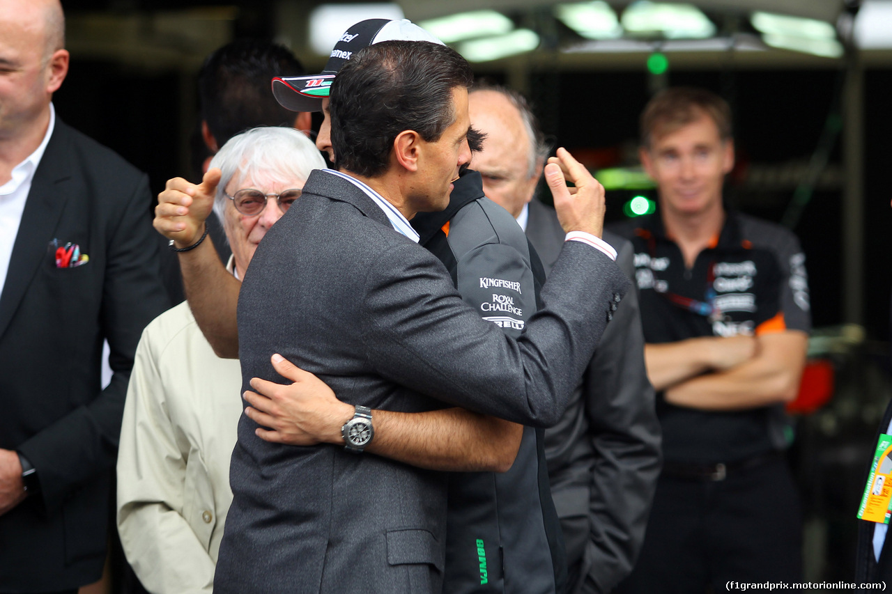 GP MESSICO, 29.10.2015 - Enrique Pena Nieto (MEX), President of Mexico with Sergio Perez (MEX) Sahara Force India F1 VJM08