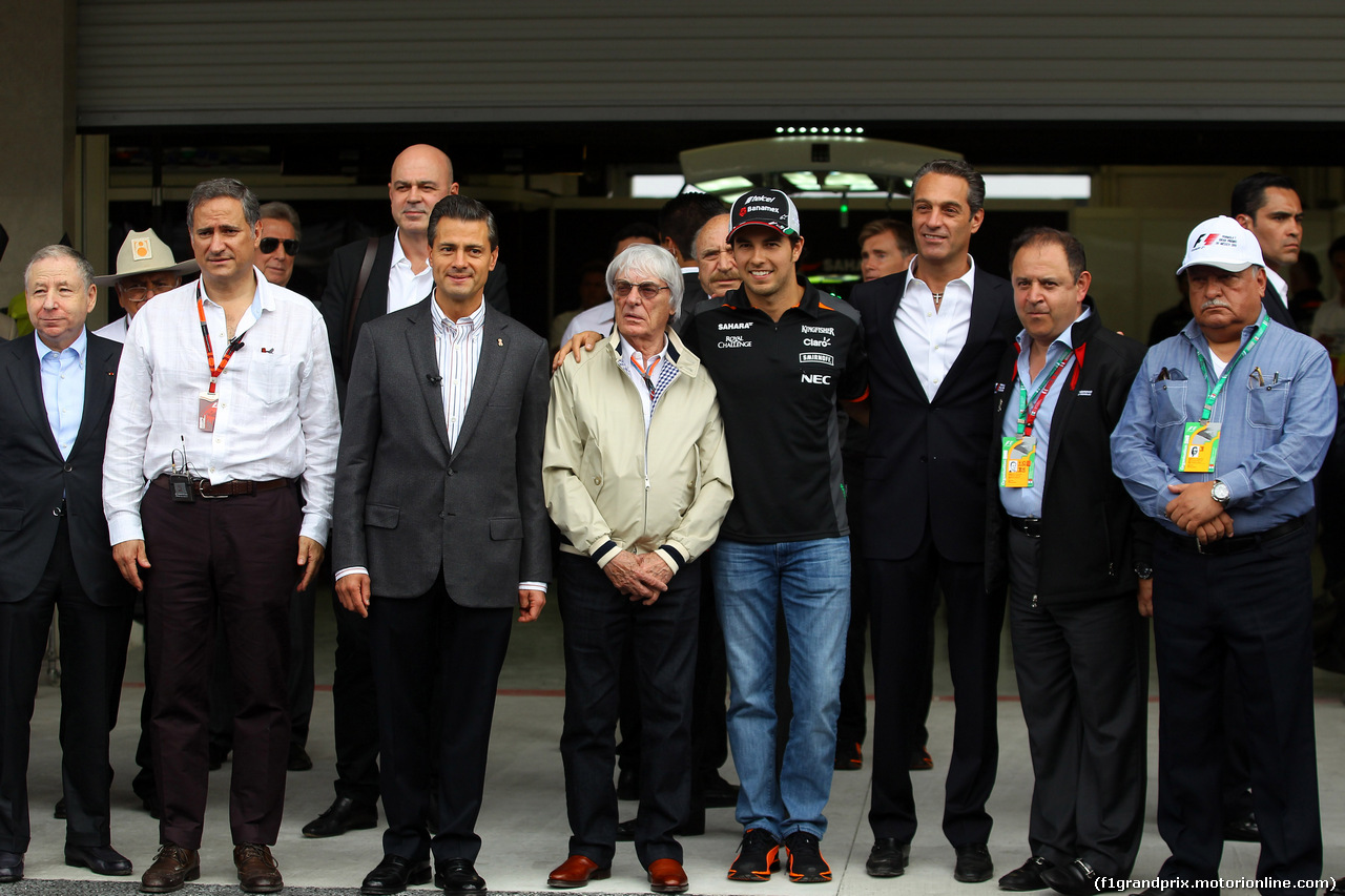GP MESSICO, 29.10.2015 - Jean Todt (FRA), President FIA, Enrique Pena Nieto (MEX), President of Mexico with Bernie Ecclestone (GBR), President e CEO of FOM e Sergio Perez (MEX) Sahara Force India F1 VJM08