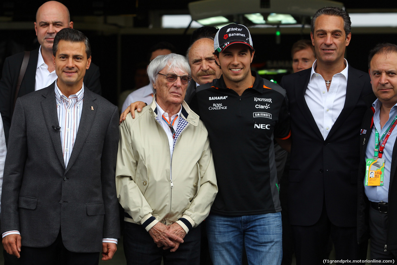 GP MESSICO, 29.10.2015 - Enrique Pena Nieto (MEX), President of Mexico with Bernie Ecclestone (GBR), President e CEO of FOM e Sergio Perez (MEX) Sahara Force India F1 VJM08