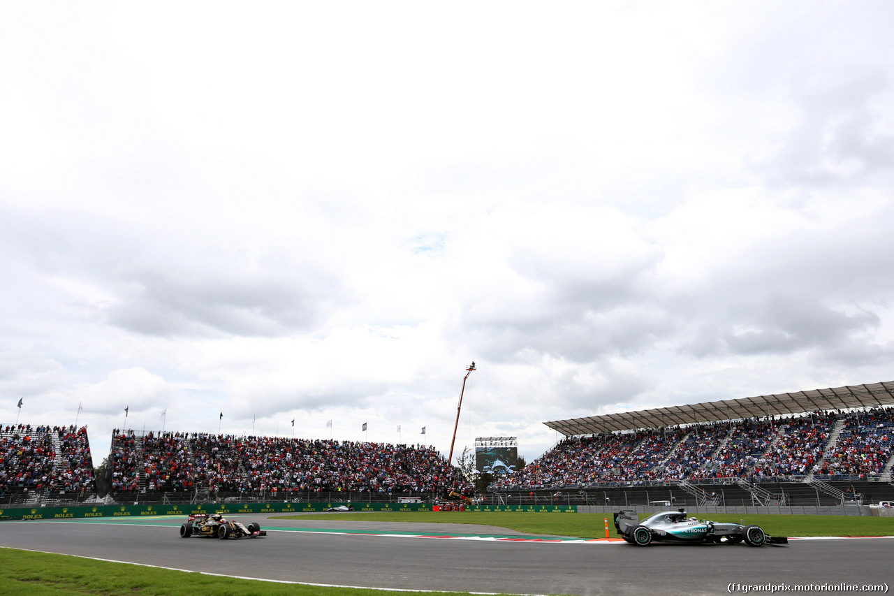 GP MESSICO, 30.10.2015 - Prove Libere 2, Pastor Maldonado (VEN) Lotus F1 Team E23 e Lewis Hamilton (GBR) Mercedes AMG F1 W06