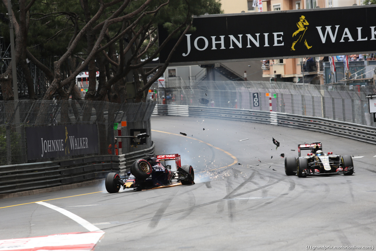 GP MONACO, 24.05.2015- Gara, Max Verstappen (NED) Scuderia Toro Rosso STR10 crash after a contact with Romain Grosjean (FRA) Lotus F1 Team E23 in St. Devote corner