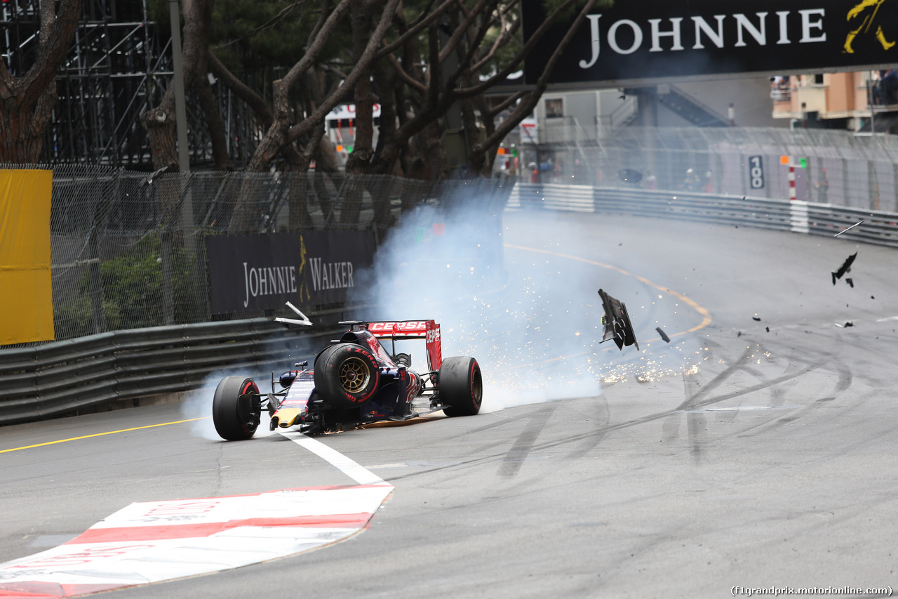 GP MONACO, 24.05.2015- Gara, Max Verstappen (NED) Scuderia Toro Rosso STR10 crash after a contact with Romain Grosjean (FRA) Lotus F1 Team E23 in St. Devote corner