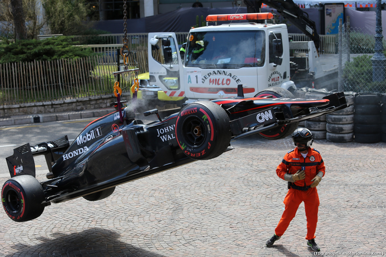 GP MONACO, 24.05.2015- Gara, Fernando Alonso (ESP) McLaren Honda MP4-30 is burning after the stop