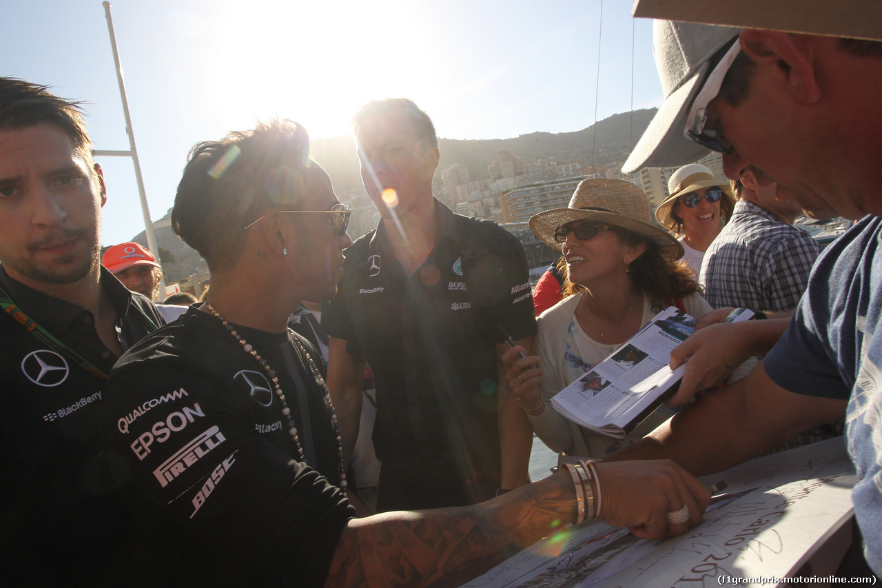 GP MONACO, 20.05.2015- Lewis Hamilton (GBR) Mercedes AMG F1 W06  with the fans