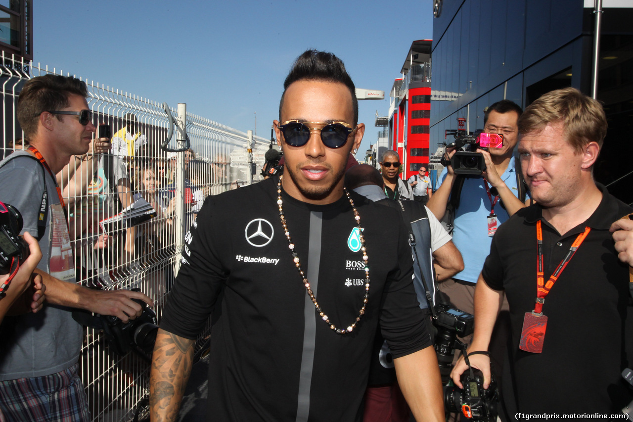 GP MONACO, 20.05.2015- Lewis Hamilton (GBR) Mercedes AMG F1 W06  with the fans