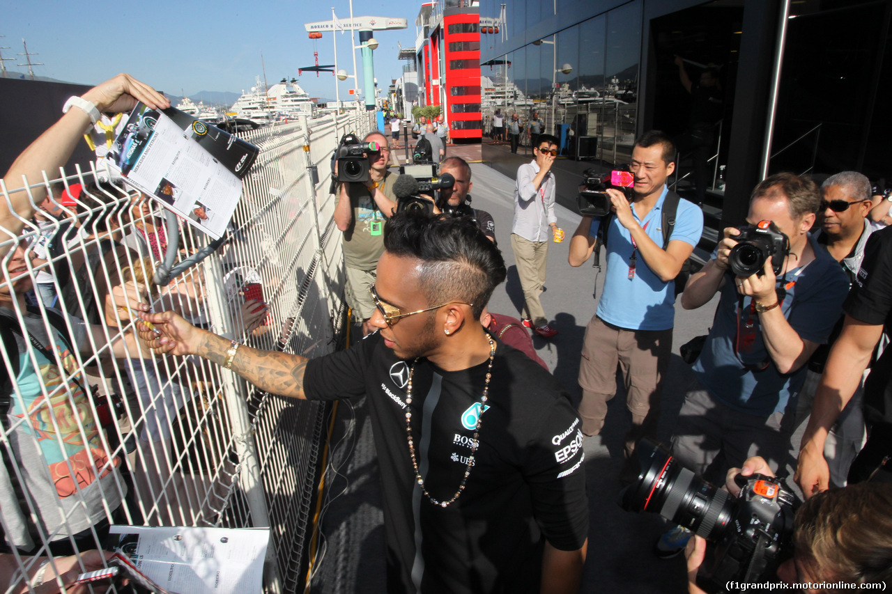 GP MONACO, 20.05.2015- Lewis Hamilton (GBR) Mercedes AMG F1 W06  with the fans