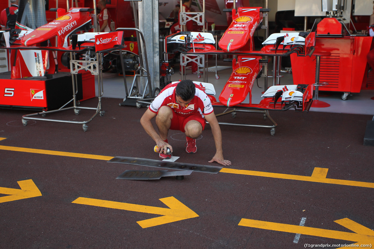 GP MONACO, 20.05.2015- Ferrari Mechanic is preparing the pit stop area