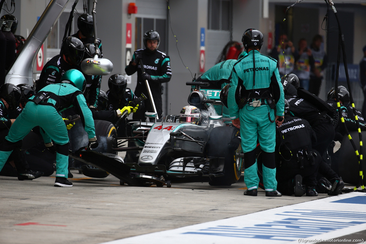 GP RUSSIA, 11.10.2015 - Gara, Pit stop, Lewis Hamilton (GBR) Mercedes AMG F1 W06
