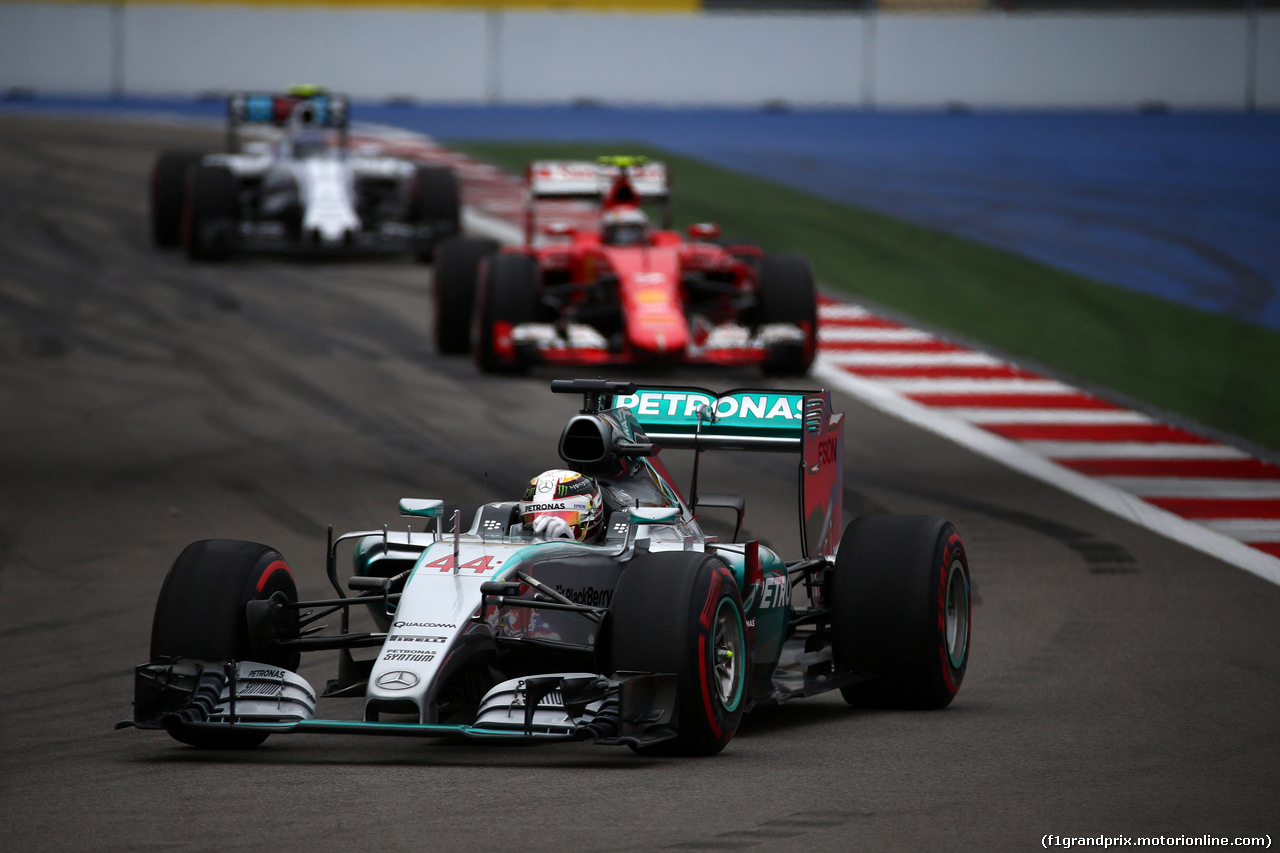 GP RUSSIA, 11.10.2015 - Gara, Lewis Hamilton (GBR) Mercedes AMG F1 W06 davanti a Kimi Raikkonen (FIN) Ferrari SF15-T