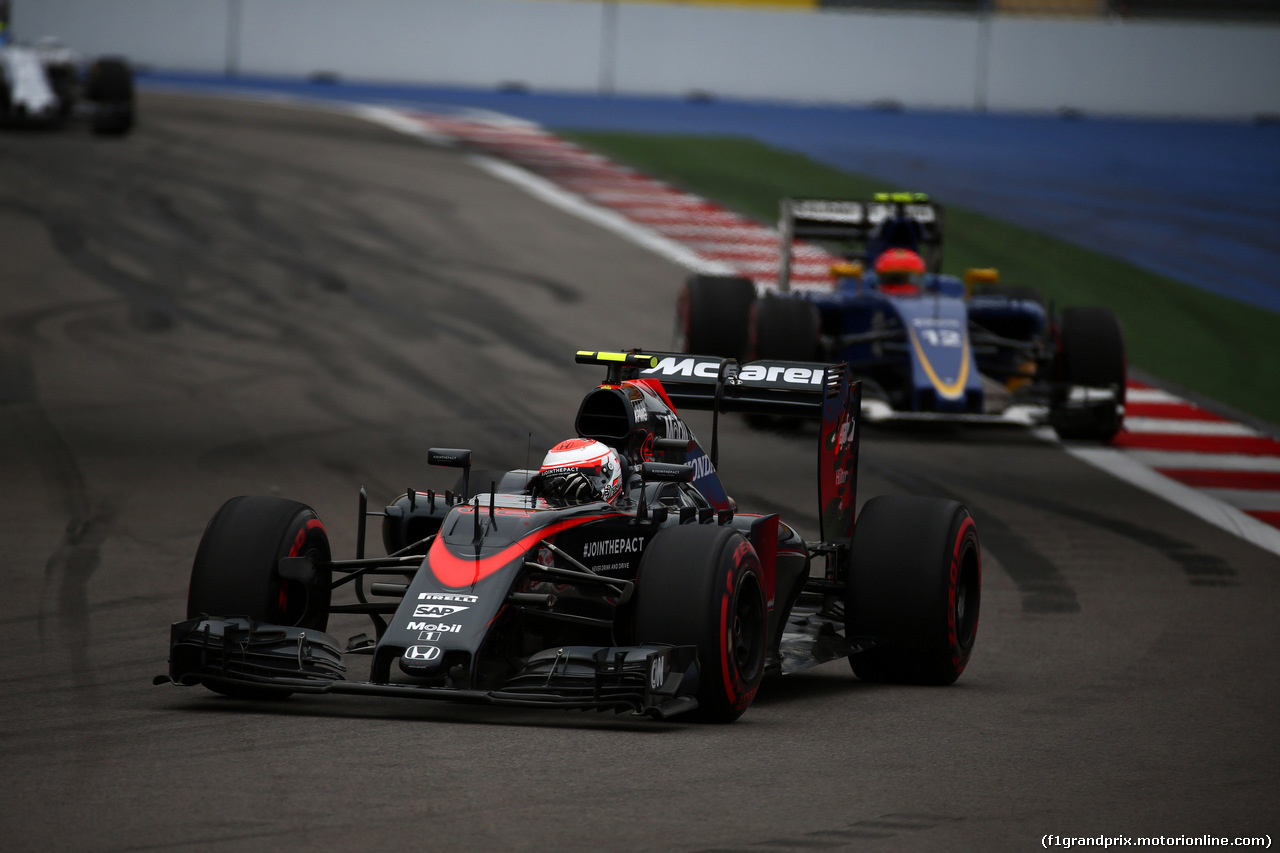 GP RUSSIA, 11.10.2015 - Gara, Jenson Button (GBR)  McLaren Honda MP4-30. davanti a Felipe Nasr (BRA) Sauber C34