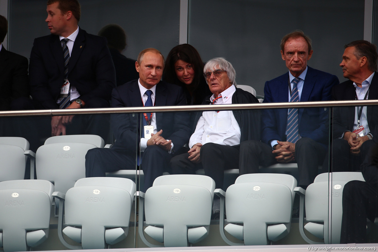 GP RUSSIA, 11.10.2015 - Gara, Vladimir Putin (RUS) Russian Federation President e Bernie Ecclestone (GBR), President e CEO of FOM