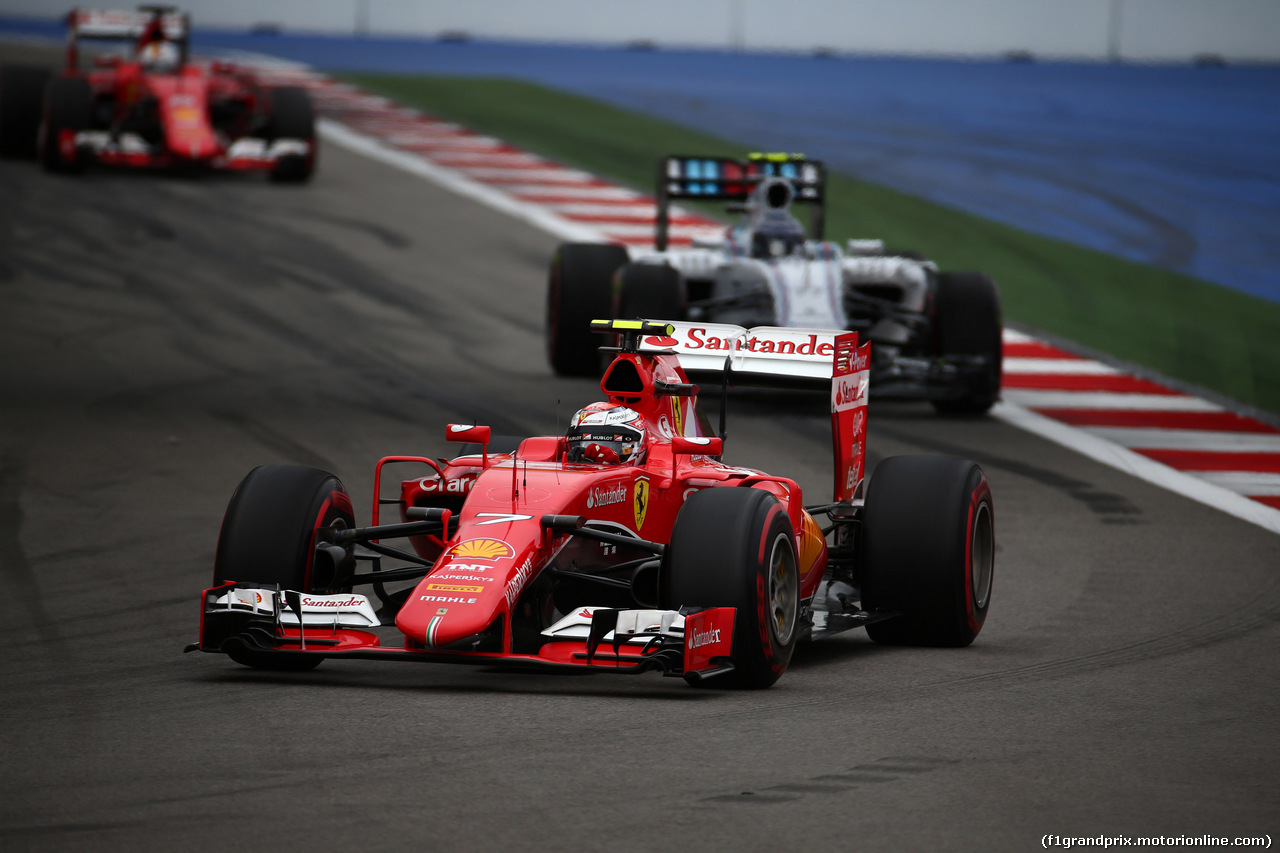 GP RUSSIA, 11.10.2015 - Gara, Kimi Raikkonen (FIN) Ferrari SF15-T davanti a Valtteri Bottas (FIN) Williams F1 Team FW37