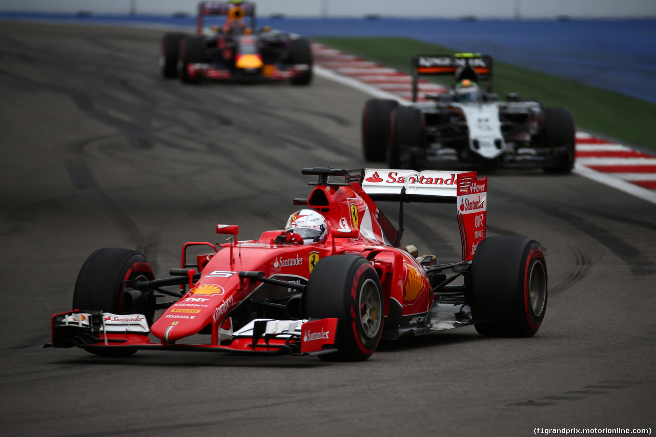 GP RUSSIA, 11.10.2015 - Gara, Sebastian Vettel (GER) Ferrari SF15-T davanti a Sergio Perez (MEX) Sahara Force India F1 VJM08