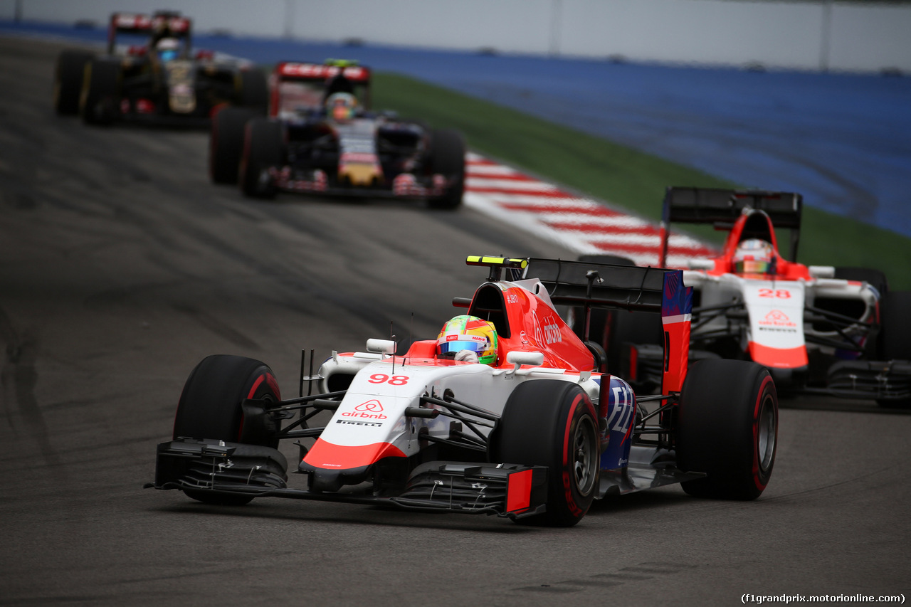 GP RUSSIA, 11.10.2015 - Gara, Roberto Merhi (ESP) Manor Marussia F1 Team davanti a William Stevens (GBR) Manor Marussia F1 Team