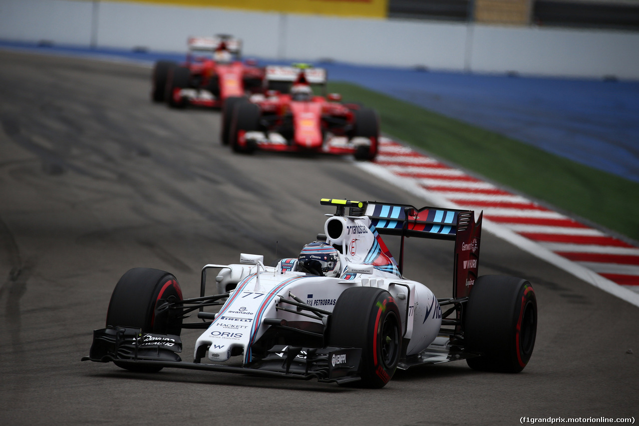 GP RUSSIA, 11.10.2015 - Gara, Valtteri Bottas (FIN) Williams F1 Team FW37 davanti a Kimi Raikkonen (FIN) Ferrari SF15-T