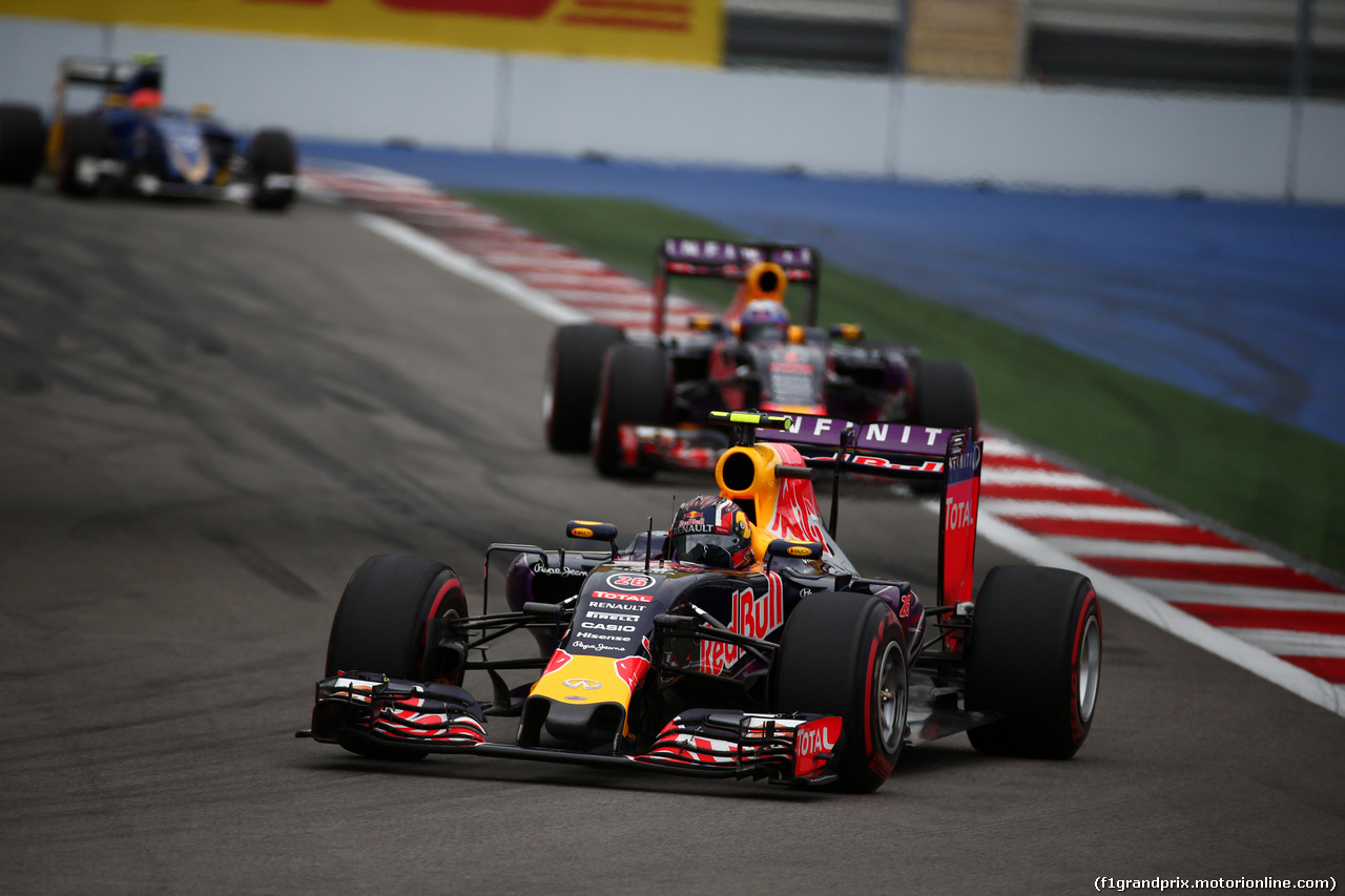 GP RUSSIA, 11.10.2015 - Gara, Daniil Kvyat (RUS) Red Bull Racing RB11 davanti a Daniel Ricciardo (AUS) Red Bull Racing RB11