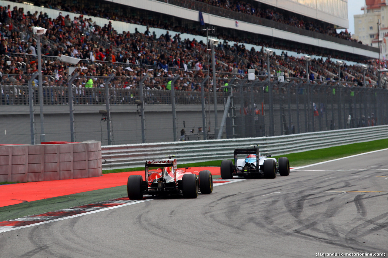 GP RUSSIA, 11.10.2015 - Gara, Valtteri Bottas (FIN) Williams F1 Team FW37 e Kimi Raikkonen (FIN) Ferrari SF15-T