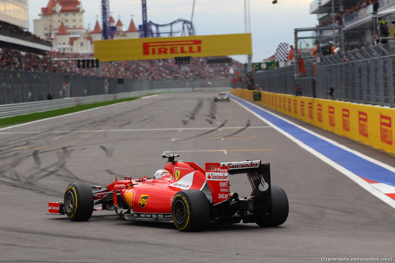 GP RUSSIA, 11.10.2015 - Gara, Lewis Hamilton (GBR) Mercedes AMG F1 W06 vincitore e secondo Sebastian Vettel (GER) Ferrari SF15-T