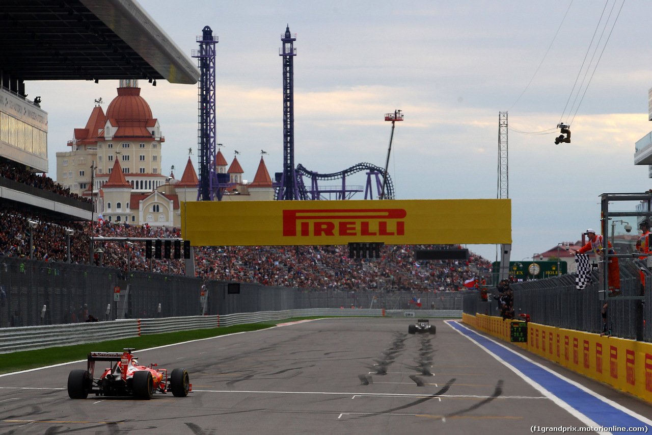 GP RUSSIA, 11.10.2015 - Gara, 1st position Lewis Hamilton (GBR) Mercedes AMG F1 W06 e secondo Sebastian Vettel (GER) Ferrari SF15-T