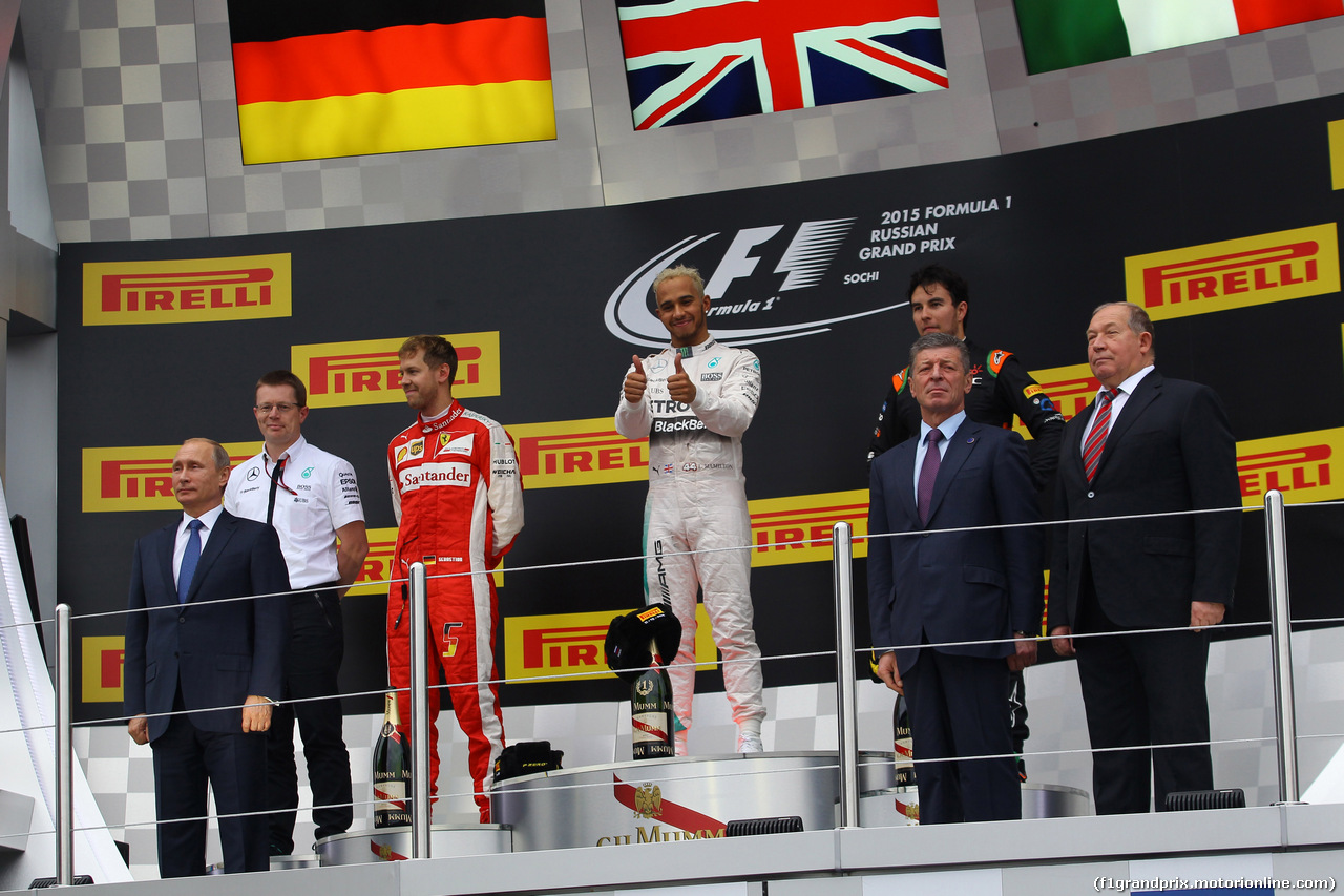 GP RUSSIA, 11.10.2015 - Gara, 1st position Lewis Hamilton (GBR) Mercedes AMG F1 W06, secondo Sebastian Vettel (GER) Ferrari SF15-T e terzo Sergio Perez (MEX) Sahara Force India F1 VJM08 with Vladimir Putin (RUS) Russian Federation President e Dmitry Kozak (RUS) Russian Deputy Prime Minister