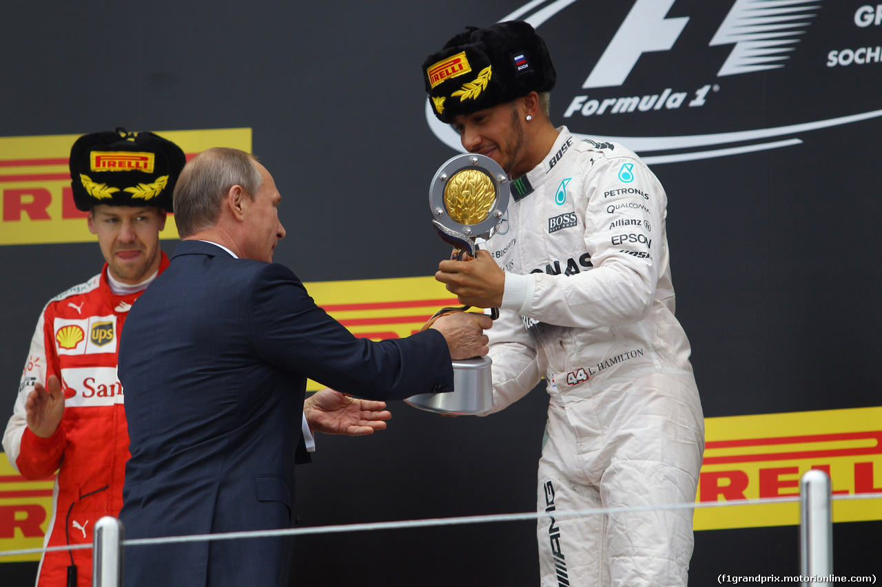GP RUSSIA, 11.10.2015 - Gara, Vladimir Putin (RUS) Russian Federation President e Lewis Hamilton (GBR) Mercedes AMG F1 W06 vincitore