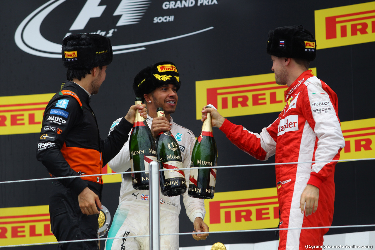 GP RUSSIA, 11.10.2015 - Gara, 1st position Lewis Hamilton (GBR) Mercedes AMG F1 W06, secondo Sebastian Vettel (GER) Ferrari SF15-T e terzo Sergio Perez (MEX) Sahara Force India F1 VJM08