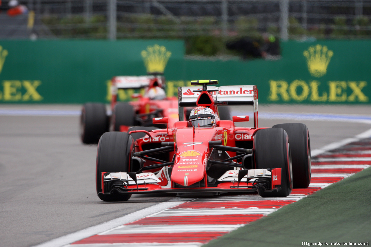 GP RUSSIA, 11.10.2015 - Gara, Kimi Raikkonen (FIN) Ferrari SF15-T davanti a Sebastian Vettel (GER) Ferrari SF15-T