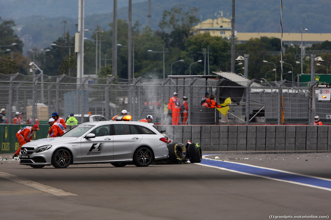 GP RUSSIA, 11.10.2015 - Gara, Crash, Romain Grosjean (FRA) Lotus F1 Team E23