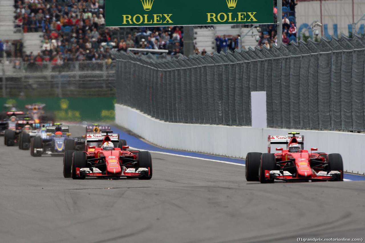 GP RUSSIA, 11.10.2015 - Gara, Sebastian Vettel (GER) Ferrari SF15-T overtakes Kimi Raikkonen (FIN) Ferrari SF15-T