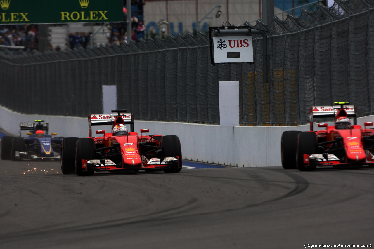 GP RUSSIA, 11.10.2015 - Gara, Sebastian Vettel (GER) Ferrari SF15-T pass Kimi Raikkonen (FIN) Ferrari SF15-T