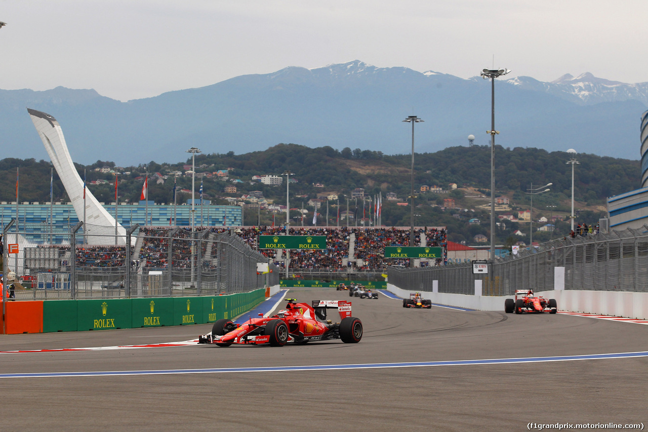 GP RUSSIA, 11.10.2015 - Gara, Kimi Raikkonen (FIN) Ferrari SF15-T davanti a Sebastian Vettel (GER) Ferrari SF15-T