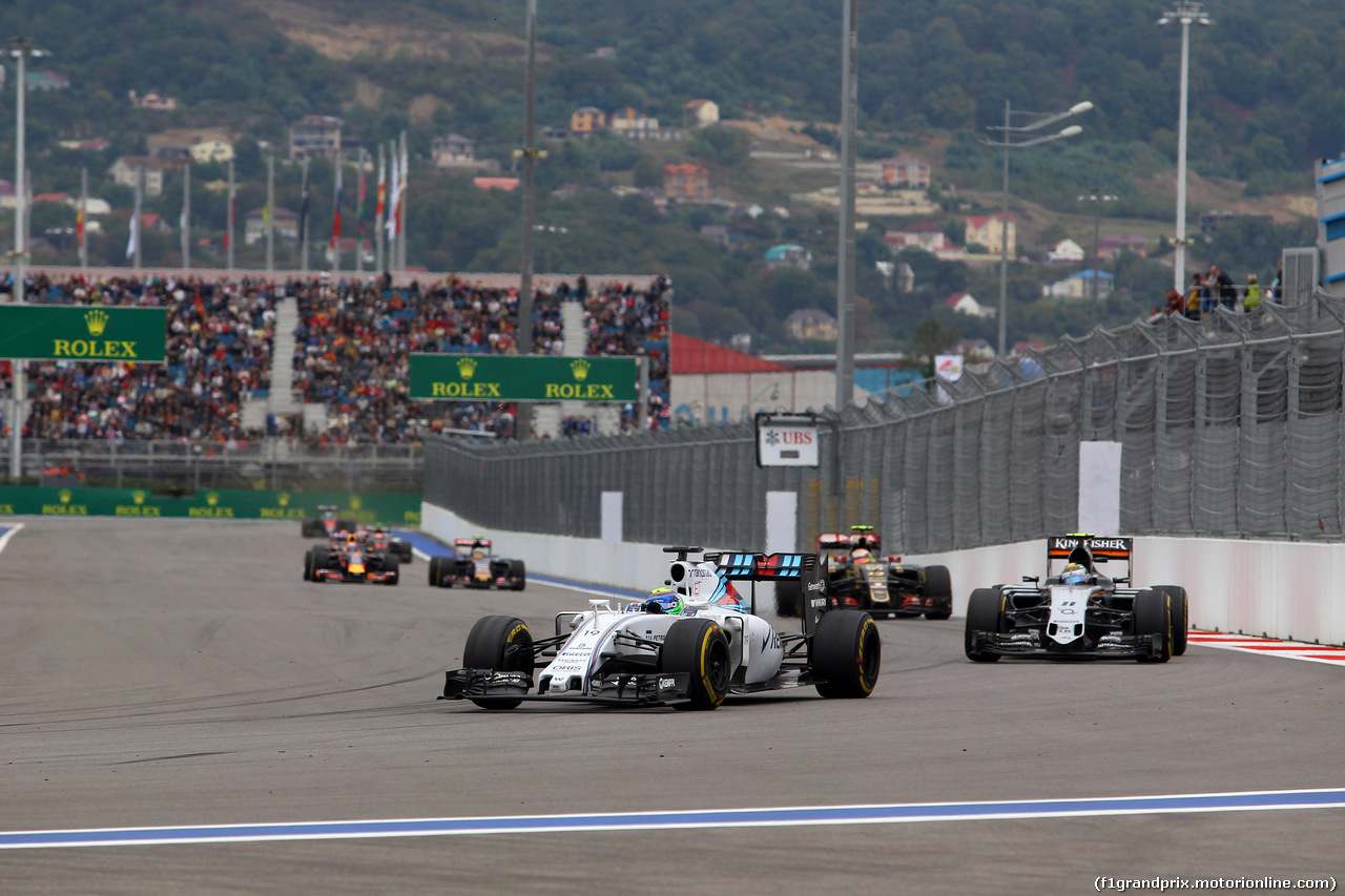 GP RUSSIA, 11.10.2015 - Gara, Felipe Massa (BRA) Williams F1 Team FW37 davanti a Sergio Perez (MEX) Sahara Force India F1 VJM08