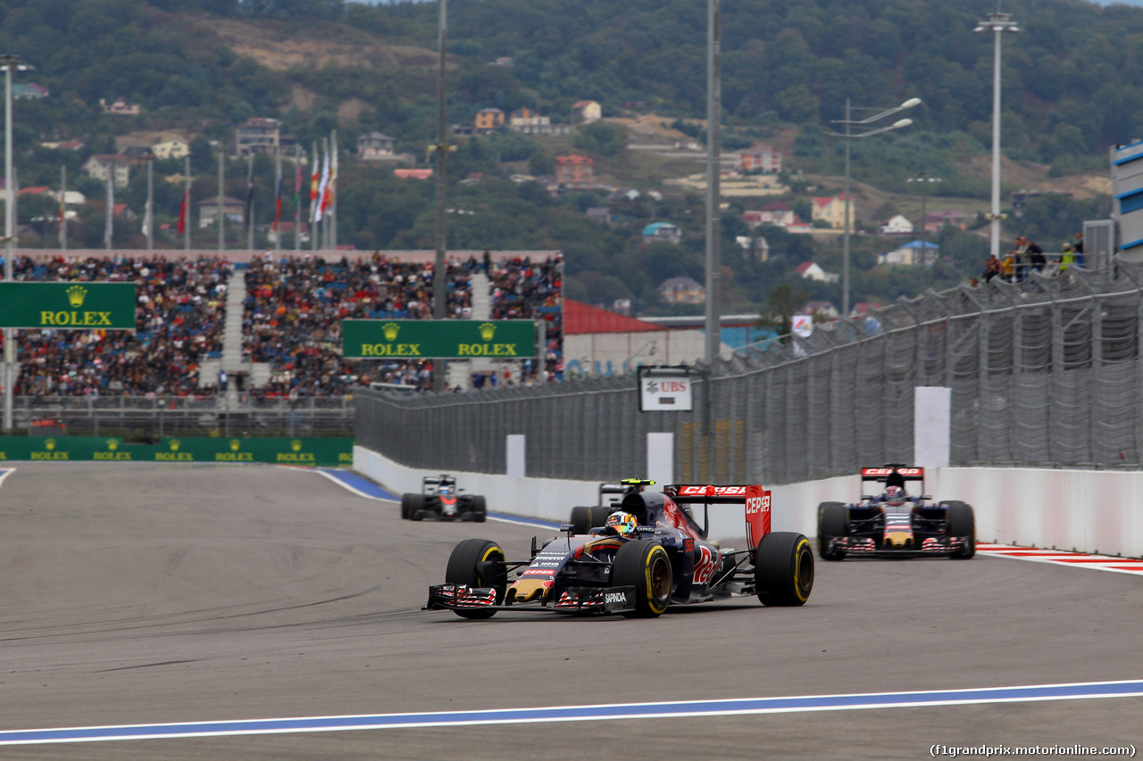 GP RUSSIA, 11.10.2015 - Gara, Carlos Sainz Jr (ESP) Scuderia Toro Rosso STR10 davanti a Max Verstappen (NED) Scuderia Toro Rosso STR10