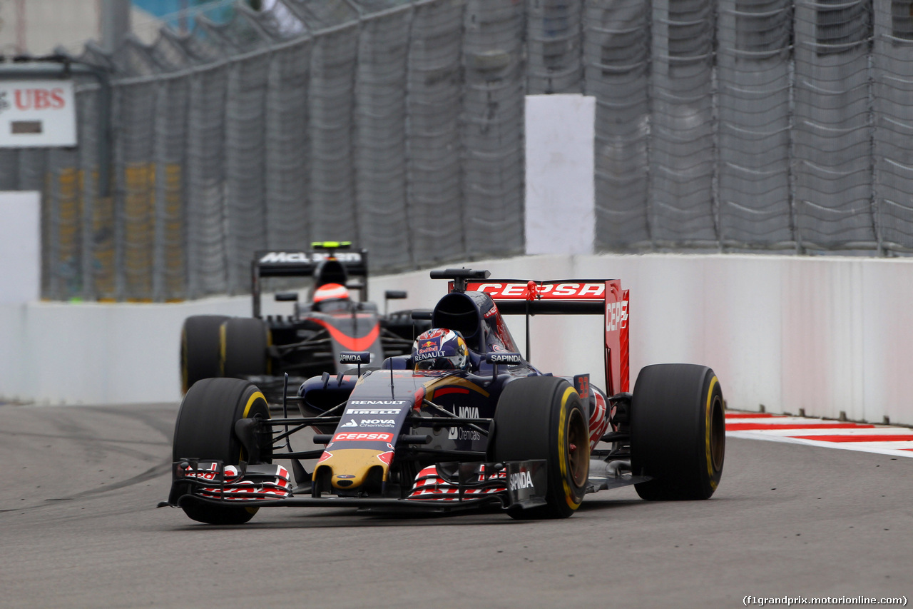 GP RUSSIA, 11.10.2015 - Gara, Max Verstappen (NED) Scuderia Toro Rosso STR10 e Jenson Button (GBR)  McLaren Honda MP4-30.