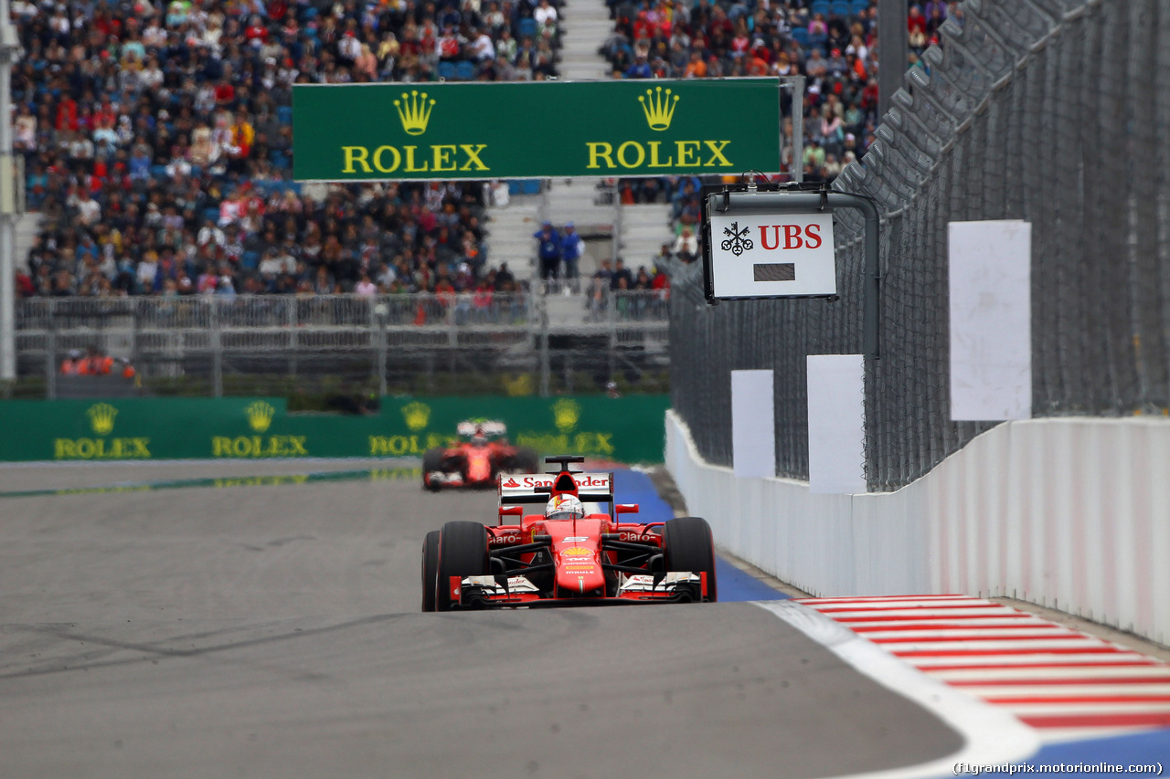 GP RUSSIA, 11.10.2015 - Gara, Sebastian Vettel (GER) Ferrari SF15-T e Kimi Raikkonen (FIN) Ferrari SF15-T