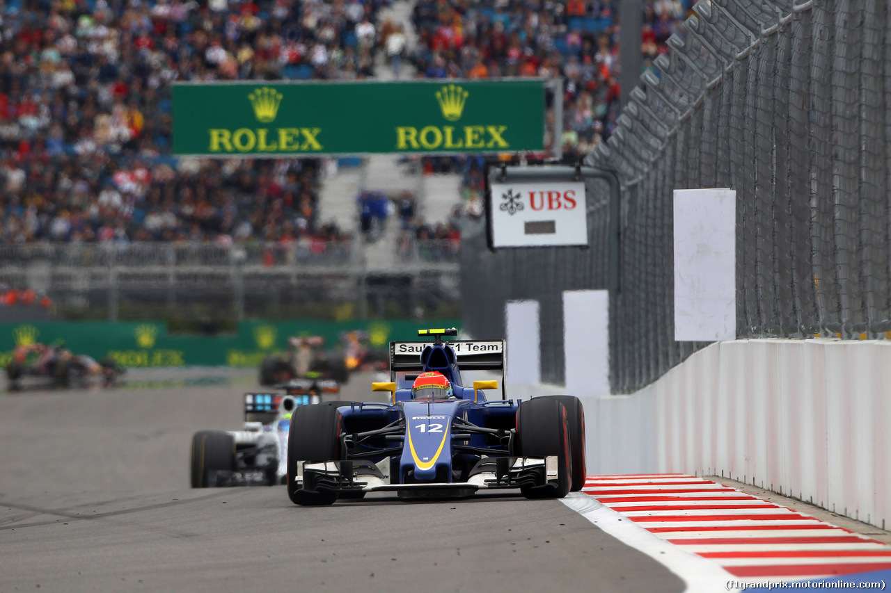 GP RUSSIA, 11.10.2015 - Gara, Felipe Nasr (BRA) Sauber C34 davanti a Felipe Massa (BRA) Williams F1 Team FW37